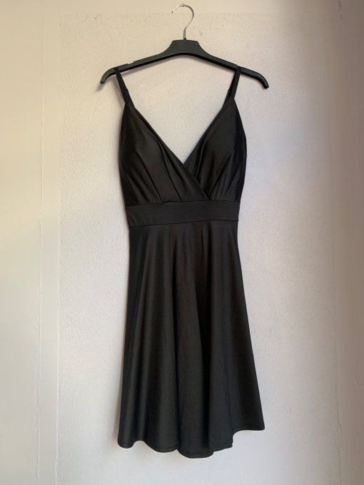 Robe patineuse à fines bretelles – Décolleté croisé