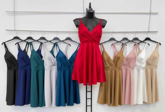 Robe patineuse à fines bretelles – Décolleté croisé